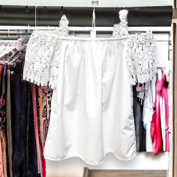 Unbranded Tops - 🌞SUMMER SALE🌞
White cold shoulder blouse with lace